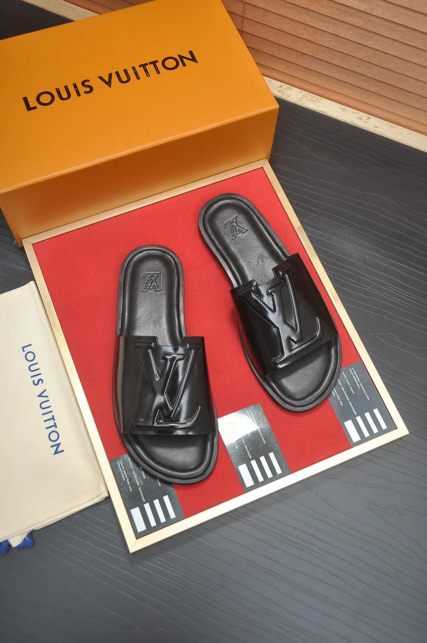Men's shoes 💰360💶 [Louis Vuitton LV slippers] (high-end cowhide) counter 1:1 fashion style, a must-have for summer! The designer used LV’s iconic outsole. The original simple slippers instantly become fashionable! The upper is made of flexible special cowhide leather straps alternately, and the workmanship is exquisite! A must-have for stylish men in summer, size 38-46 (45 46 customized)
